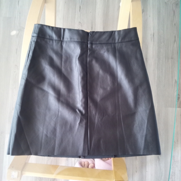 Classic Black A-Line Leather Skirt - Picture 3 of 3
